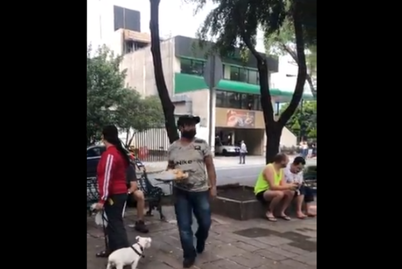 VIRAL: Sujeto sale a las calles de la CDMX a regalar bolillos ¡Para el susto!