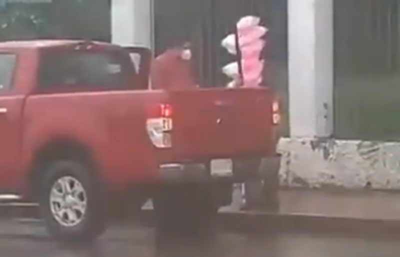 Hombre baja de su camioneta en plena lluvia para comprarle TODOS los algodones de azúcar a ABUELITO