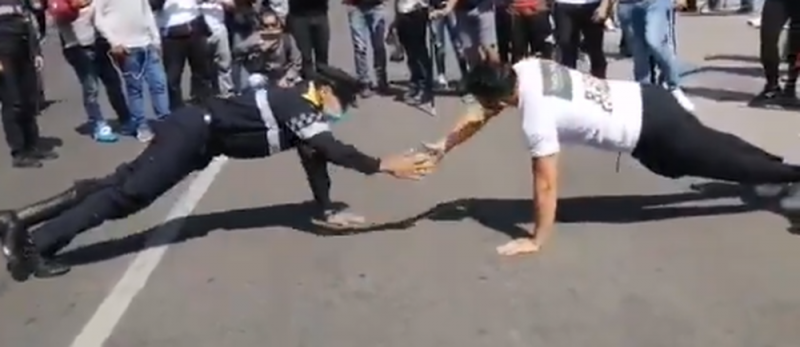 Policía de la CDMX VENCE en reto de lagartijas a manifestante 