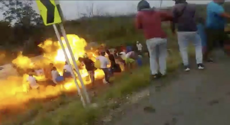 VIDEO FUERTE: Mientras ordeñaban pipa de gasolina EXPLOTAN y el fuego envuelve a la multitud