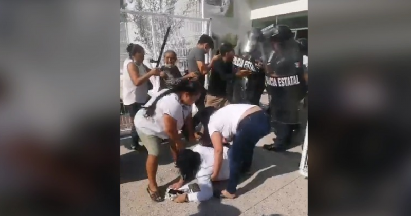 Policía GOLPEA a diputados de Colima que se OPONEN a endeudamiento del Gobernador