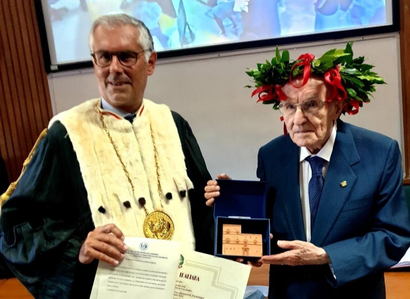 Abuelito de 96 años se GRADÚA con honores en filosofía e historiay