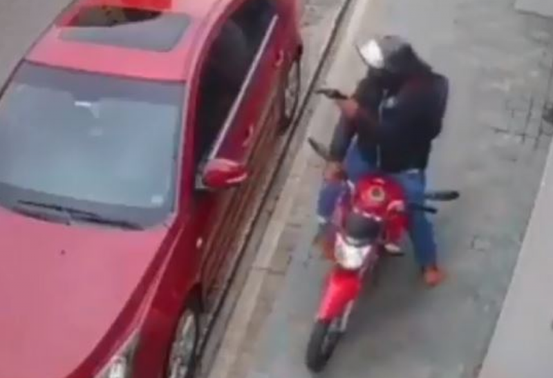 Captan el momento cuando motoladrón ROBA y DISPARA a su víctima 
