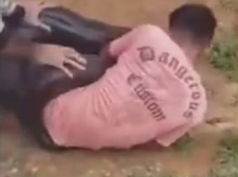 Hombre lucha por su vida cuando anaconda lo ATACA 