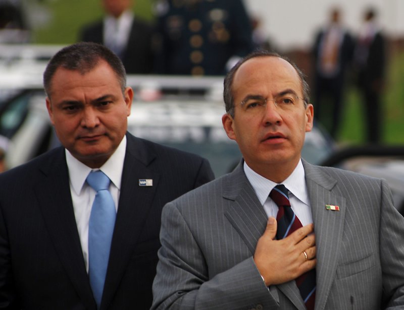 UIF investiga ya al círculo íntimo del expresidente Calderón