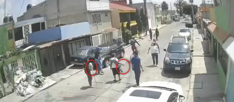 Con escobas y trapeadores vecinos de Ecatepec salen a DEFENDER a víctimas de ROBO (video)