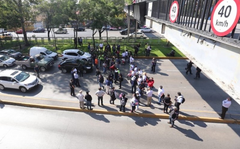 Automovilista avienta el CARRO contra papás de NIÑOS con CÁNCER que se manifestaban 