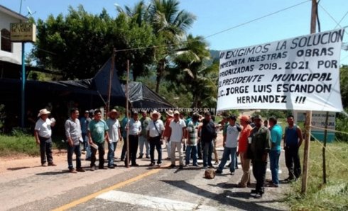#ÚltimoMinuto Indígenas RETIENEN a 40 militares en Chiapas por obras rezagadas del Ayuntamiento
