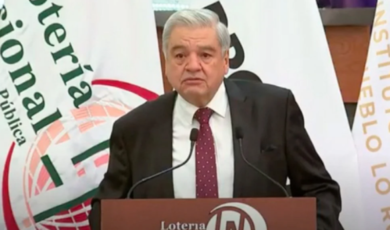 Director de la Lotería Nacional ROMPE EN LLANTO durante su discurso en rifa del avión presidencial