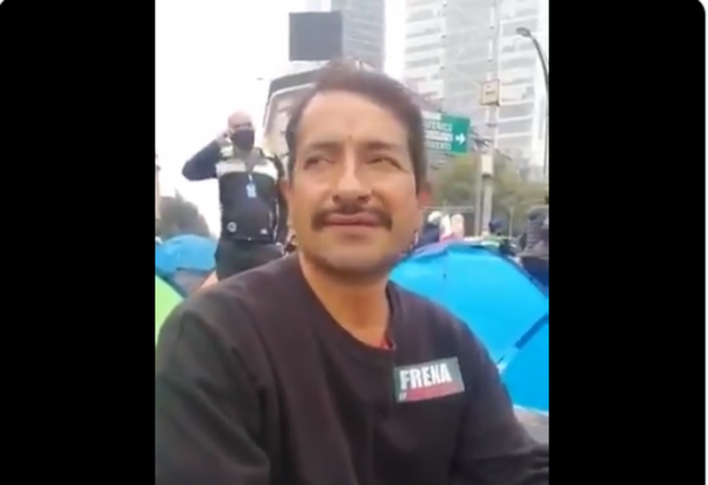 Sujeto desempleado acampa en plantón de FRENAAA para “evitar que AMLO introduzca el socialismo”
