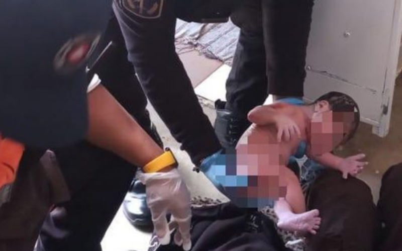 Policías de la CDMX auxilian a mujer en labor de parto en Baños de la CENTRAL DE ABASTOS