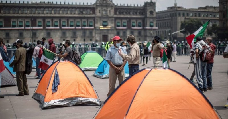 Manifestantes del Zócalo hacen una ORACIÓN para que MÉXICO se libere de AMLO