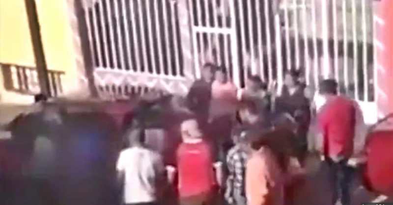 Ciudadanos hacen justicia por su propia mano y dan TREMENDA GOLPIZA a rata en Naucalpan (VIDEO)