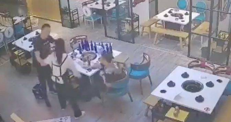 Campeona de Taekwondo le da su MERECIDO a dos BORRACHOS que la acosaron en un restaurante