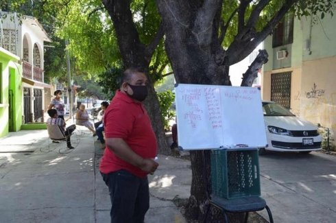 Profesor de Tamaulipas instala salón de clases en la calle para ALUMNOS que no tienen INTERNETy