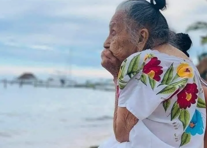 Abuelita de 94 años conoce por primera vez el mar y su cara de felicidad se vuelve viral en redes