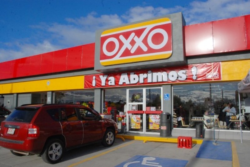 Morena propone que CAJEROS de tiendas de conveniencia ganen como los bancarios