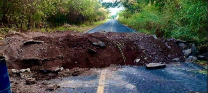 Pobladores de Michoacán hacen zanjas en la carretera para que el CJNG no llegue a sus comunidades
