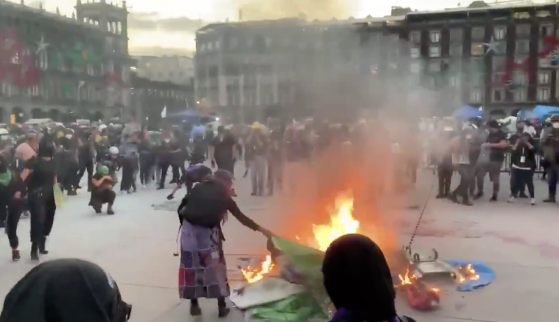 Mujeres feministas incendian las casas de campaña vacías de los de FRENAAA en el Zócalo