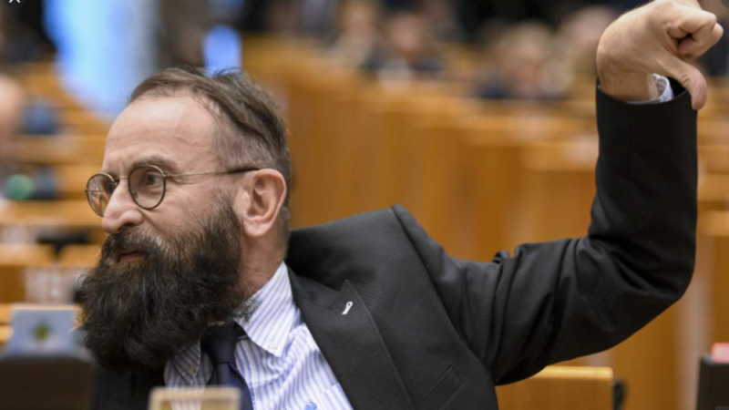 Eurodiputado y fundador de partido homófobo de Hungría es SORPRENDIDO en orgía con 25 hombres