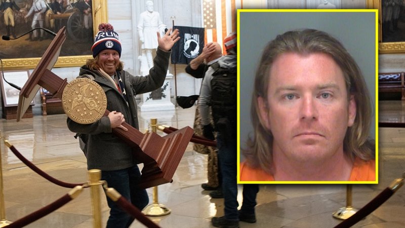 Arrestan al sonriente seguidor de Trump que cargana el atrio de Pelosi en el Capitolioy