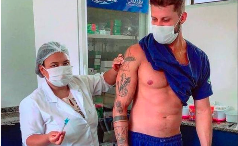 Enfermera que vacunó a hombre musculoso se vuelve viral por su peculiar reacción