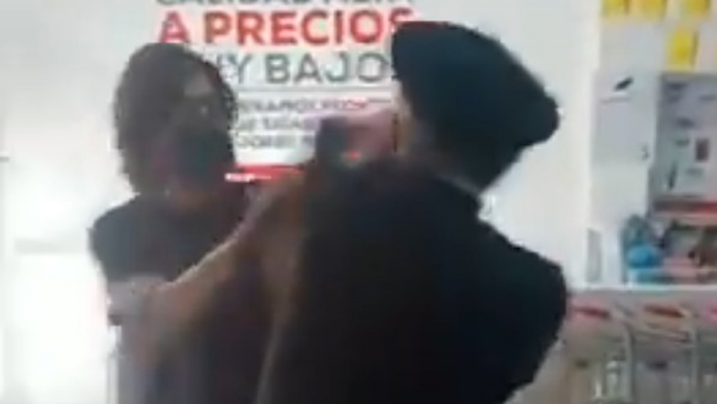 Reclaman a sacerdote por no usar cubrebocas y éste reacciona golpeándolos (VIDEO)