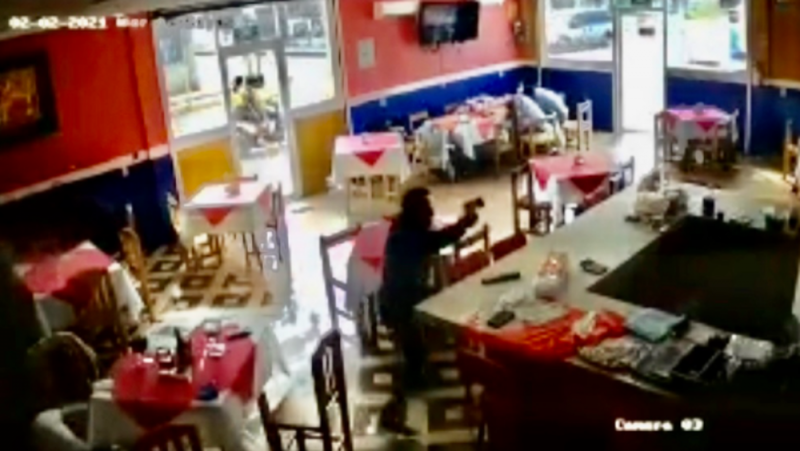 Escolta salva la vida de fiscal y diputada tras ataque de sicarios en un restaurante (VIDEO)