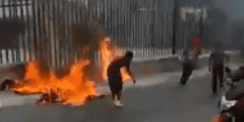 Vecinos enardecidos atrapan a dos ladrones, los linchan y queman vivos (VIDEO)