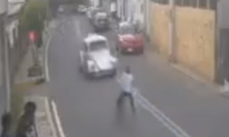 Difunden en video el momento en el que un auto embiste a Niño mientras paseaba en bici en Cuajimalpa