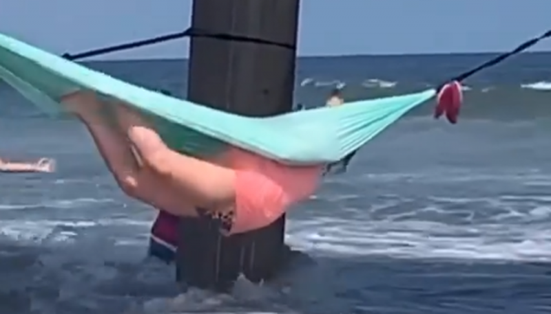 Sorprende mujer a bañistas con su forma tan peculiar de subir a una hamaca (VIDEO)
