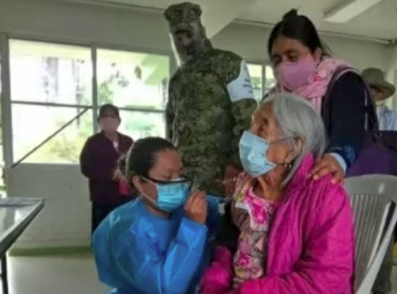 Abuelita de 120 años es vacunada en Veracruz; Viveros en la Huasteca Alta, zona de alta marginación