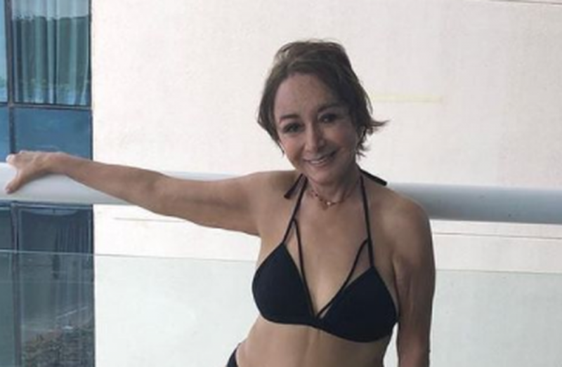 “La Chilindrina” sorprende a sus fans con diminuto bikini a sus 70 añosy