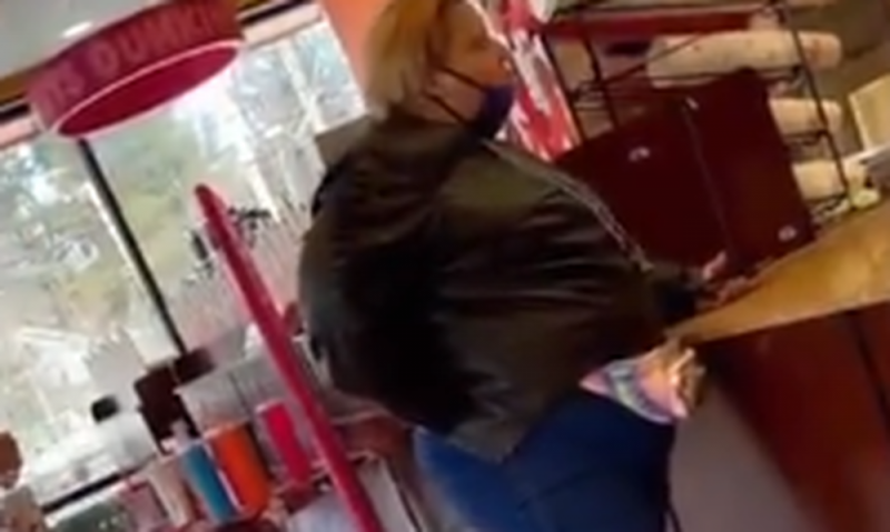 Mujer explota contra encargada porque dice que su DOCENA de donas NO trae 50 piezas