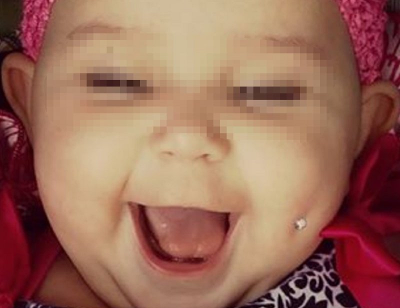 Sorprende en las redes foto de bebé con un piercing en la mejilla; mamá lo presumey