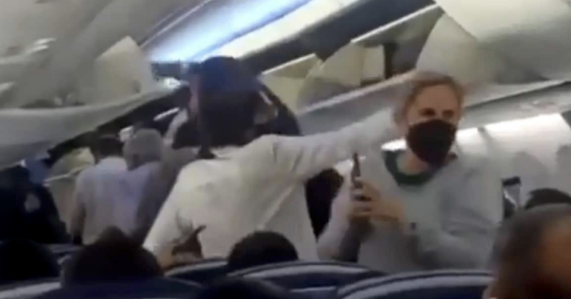 Pasajeros gritan e insultan a AMLO mientras descendía de un avión (VIDEO)