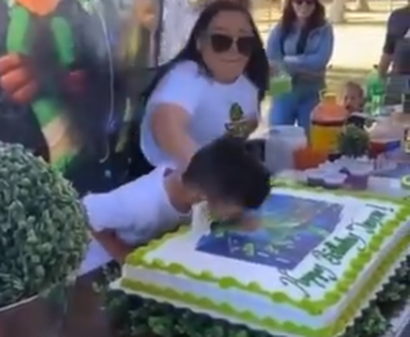 Tía “avienta” a sobrino para la “mordida” del pastel y éste explota en enojo contra todos (VIDEO)