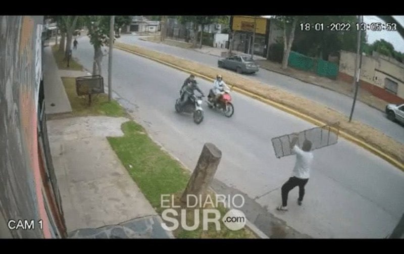 Héroe anónimo frustra asalto y lanza reja metálica a ladrones para evitar robo de motocicleta