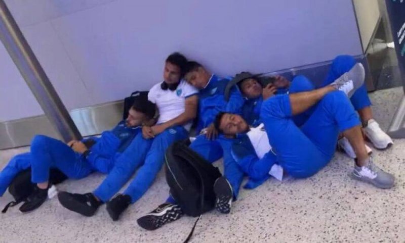 ¡Indignante! Jugadores de Guatemala duermen en el piso del aeropuerto de Huston
