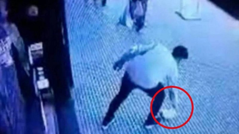 Joven devuelve 70 mil pesos a abuelito, se le cayeron mientras caminaba en la calle
