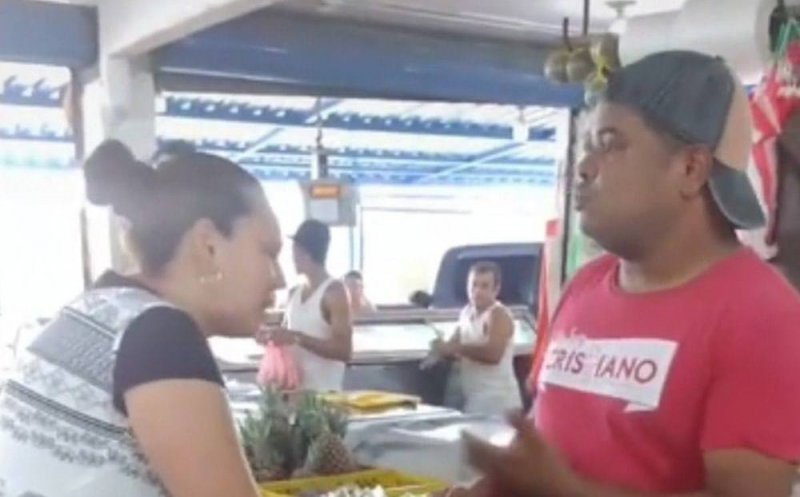 Mujer va a Mercado e intenta llevarse comida sin pagar porque “Dios le dijo”; caso viraly