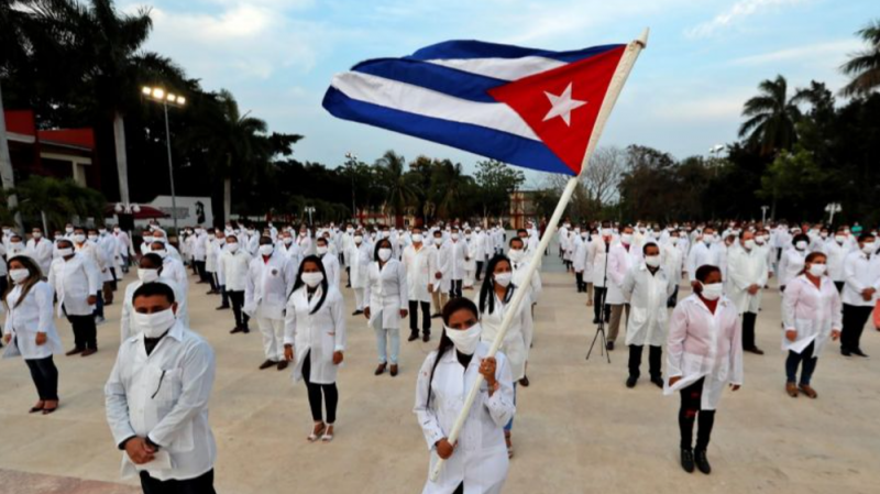 Anuncia AMLO la llegada de más médicos cubanos para reforzar el sistema de salud en México 