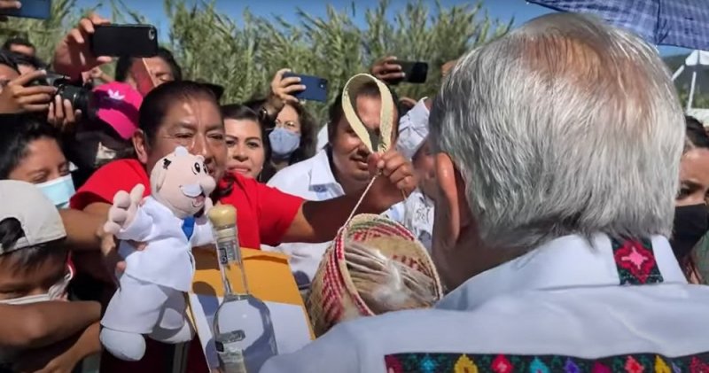 AMLO recibe cartas, regalos y dos peluches del Dr Simi en su gira por Oaxaca