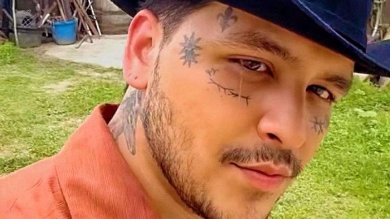 Christian Nodal rompe el silencio y revela el motivo por el cual se llenó la cara de tatuajes