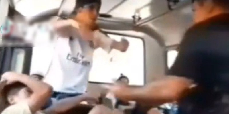 VIDEO: Hombre reconoce a delincuentes en transporte público y los saca a golpes