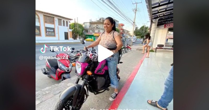 Mujer compra moto nueva y en 5 segundos la choca al salir de la agencia