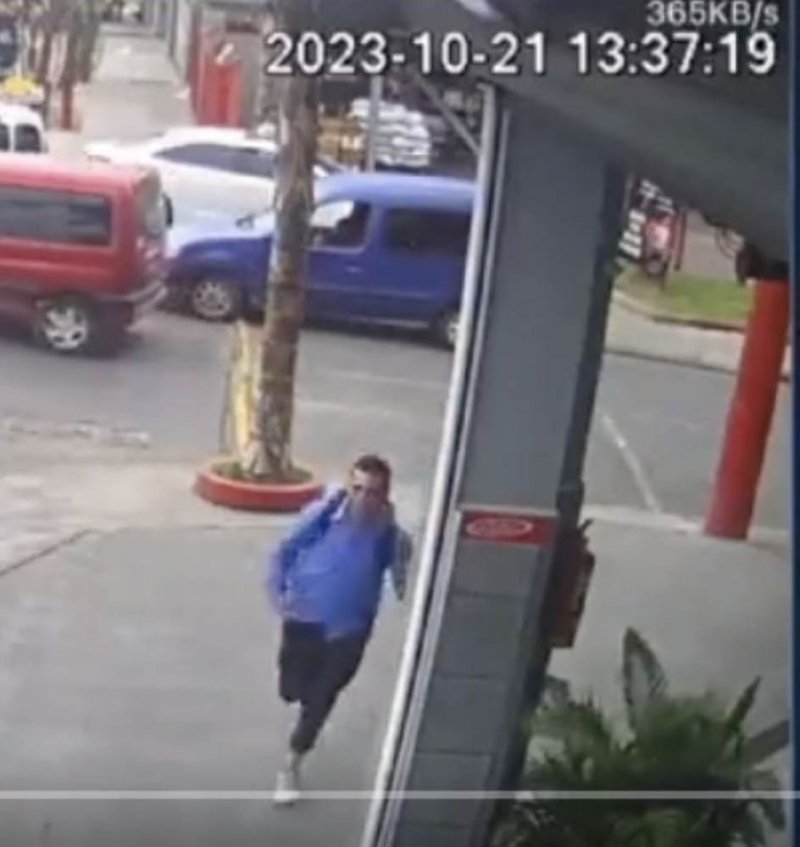 video-hombre-que-llegaba-tarde-al-trabajo-es-confundido-con-un-ratero