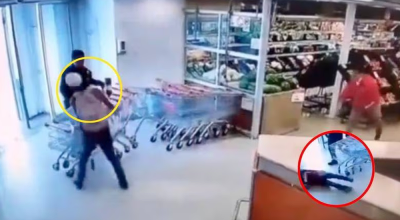 ¡Su merecido!  Hombre noquea a ladrón con una botella de refresco en supermercado 