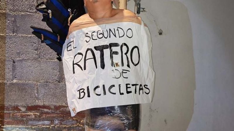 Presunto ladrón de bicicletas es emplayado y exhibido desnudo en Cholula, Puebla