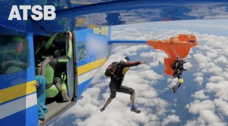 Paracaídas se atora con alerón de avión y deja colgando a hombre a más de 4 mil metros de altura